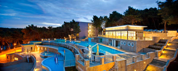 Kaskadenförmig angelegte Pools im Familienhotel Vespera